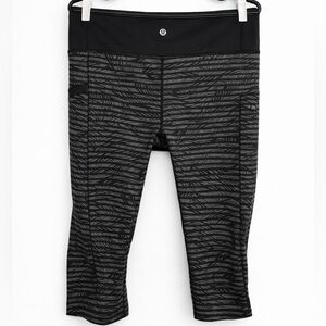 Lululemon Capri Leggings Black & Grey Pattern - Size 8 - Zip Pocket